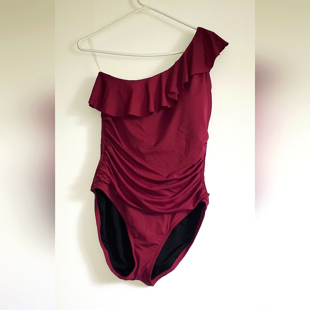 Hilor one shoulder swimsuit size 10